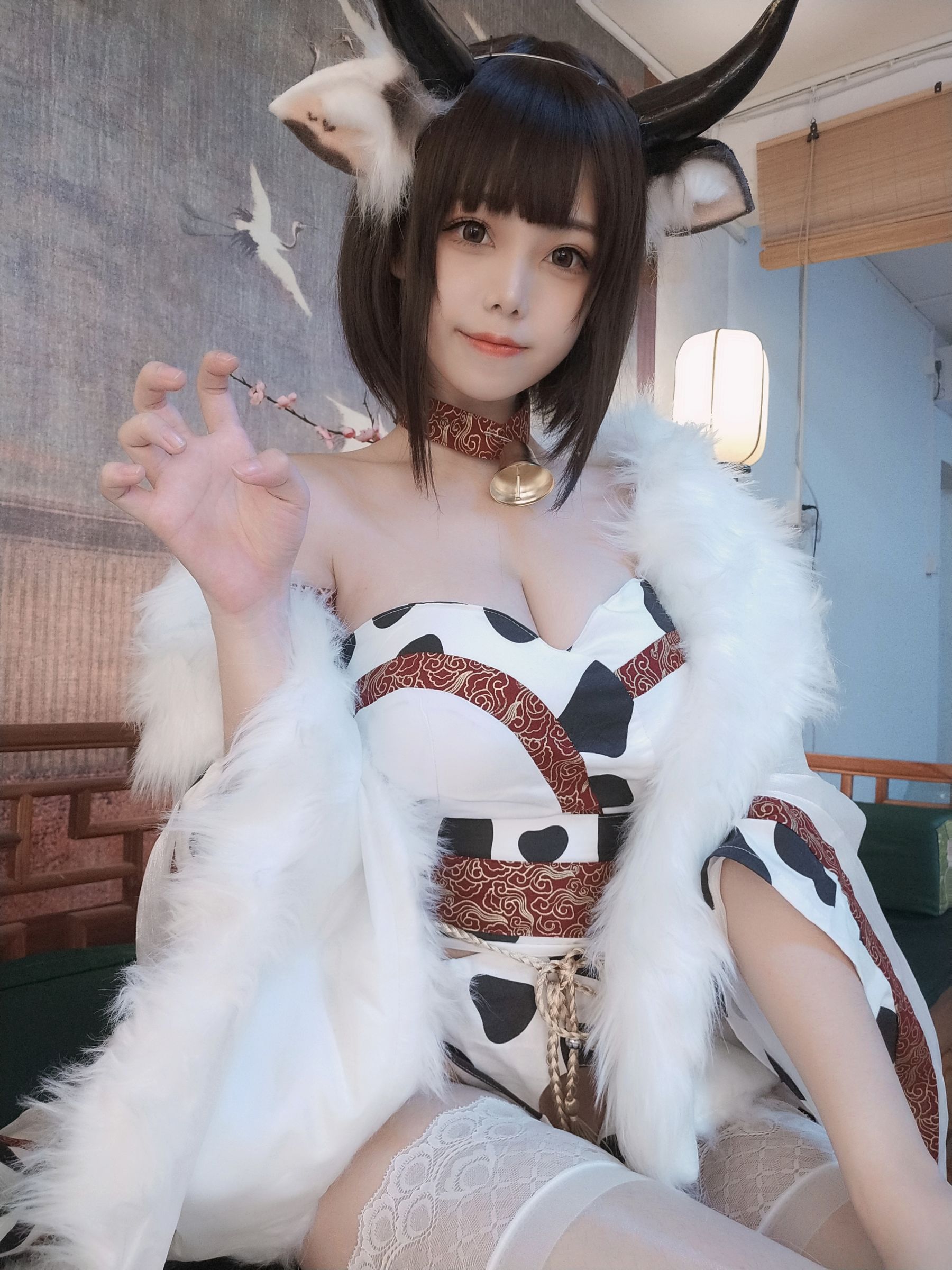 [COSPLAY][网红COSER写真] 萌系小姐姐蜜汁猫裘 – 奶牛/30P免费观看
