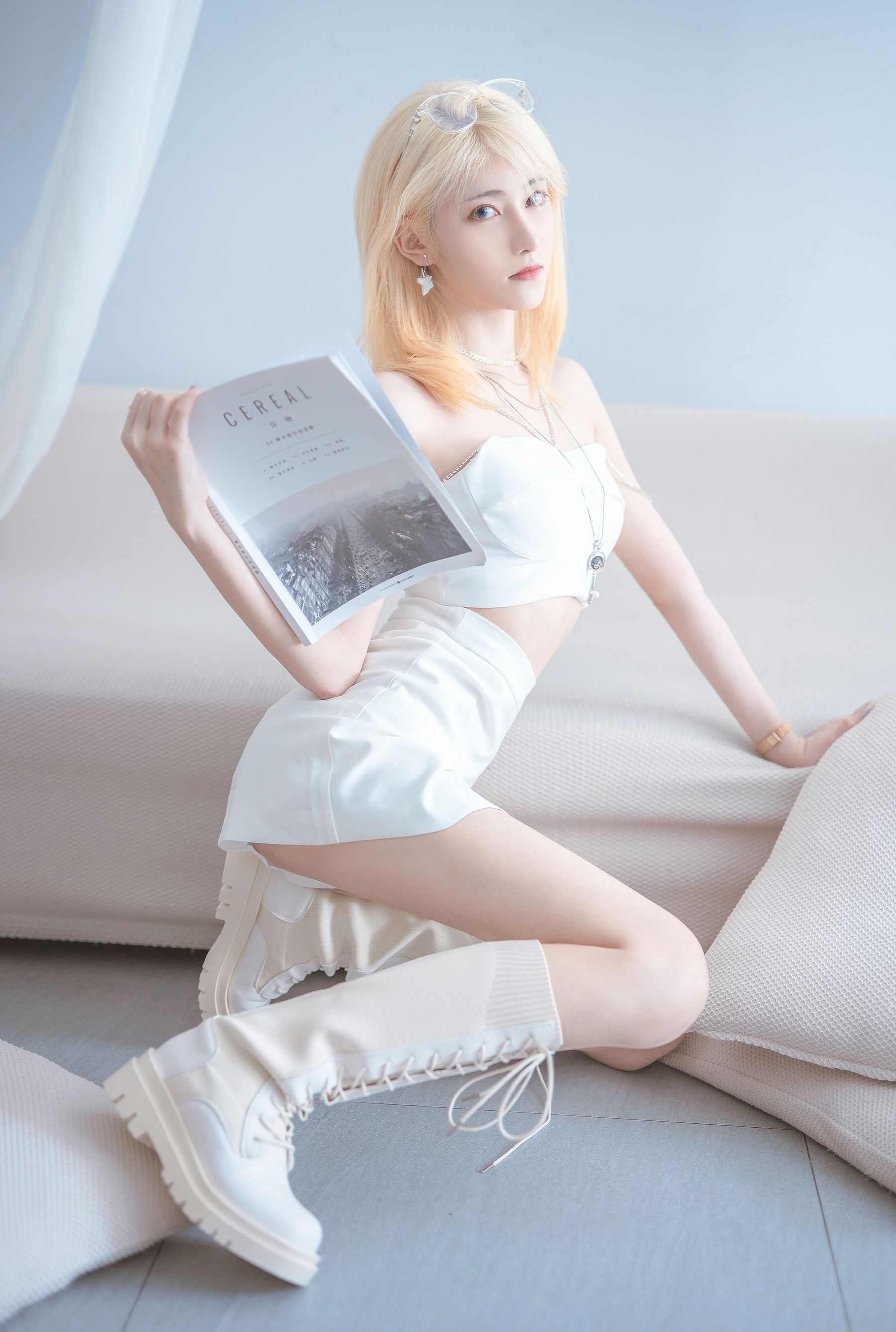 [COSPLAY][网红COSER写真] 动漫博主南桃Momoko – 白色制服/9P免费观看