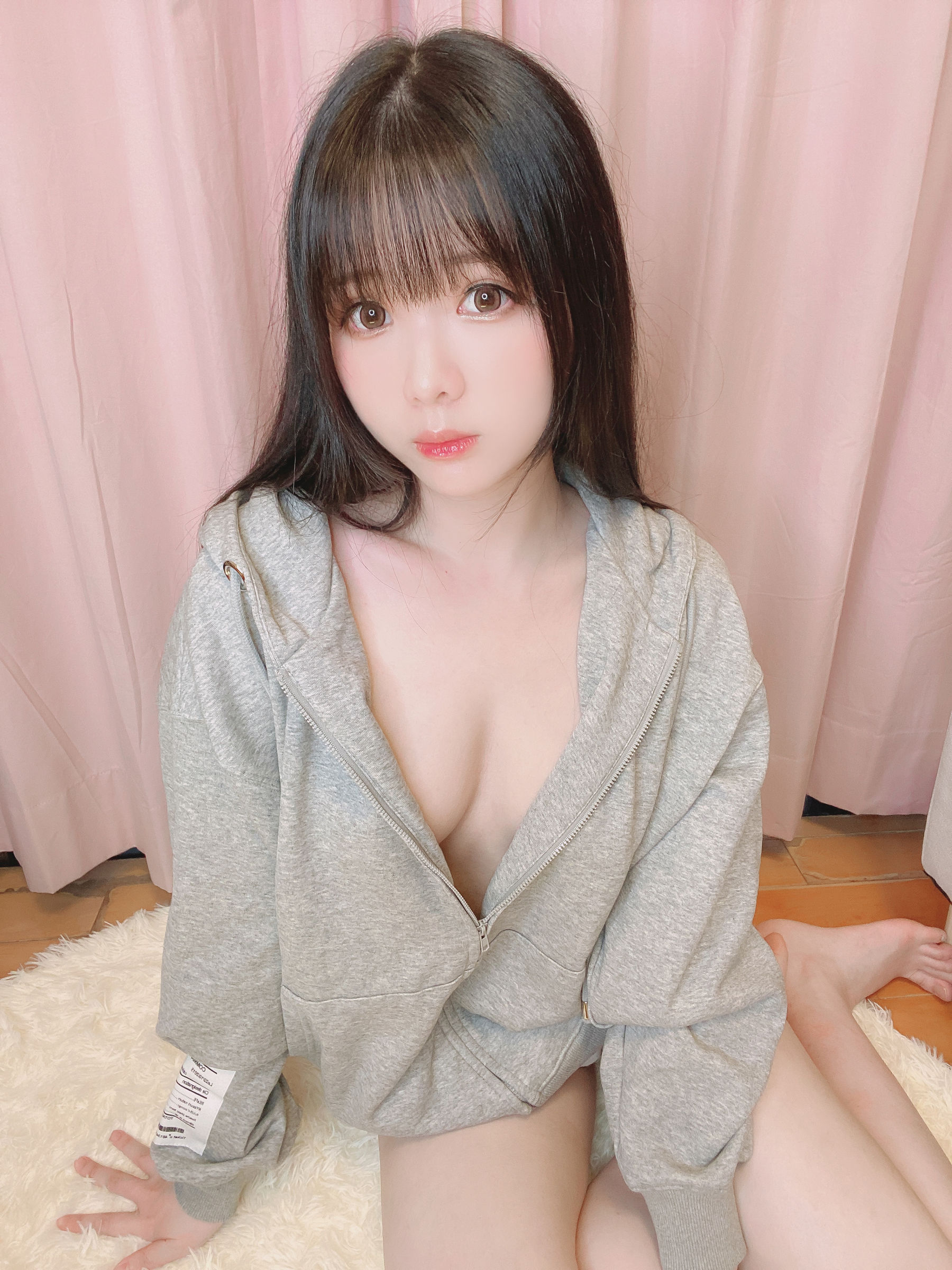 [福利COS] 微博妹纸霜月shimo - 裸パーカー/15P