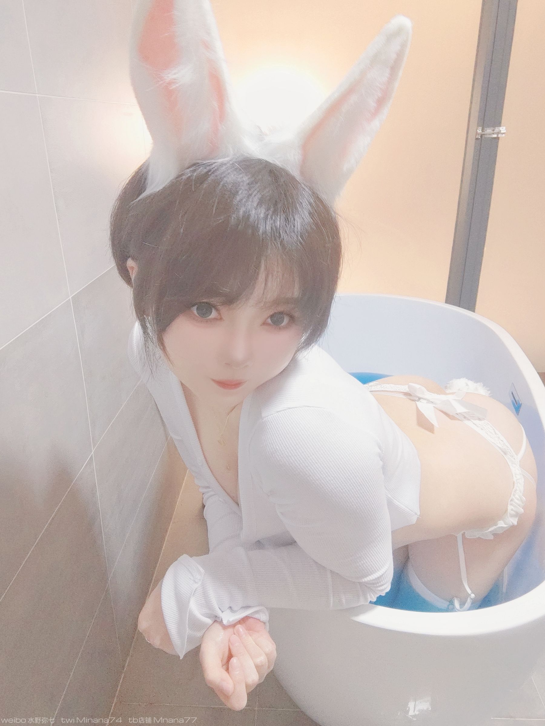 [福利COS] 动漫博主名濑弥七 - 白兔兔/34P