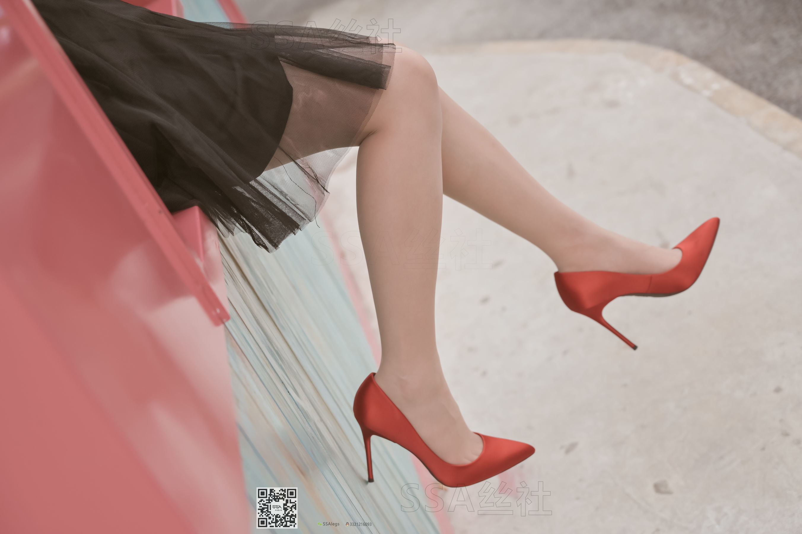 红色高跟鞋配上黑色丝袜，最经典的搭配，好看又性感