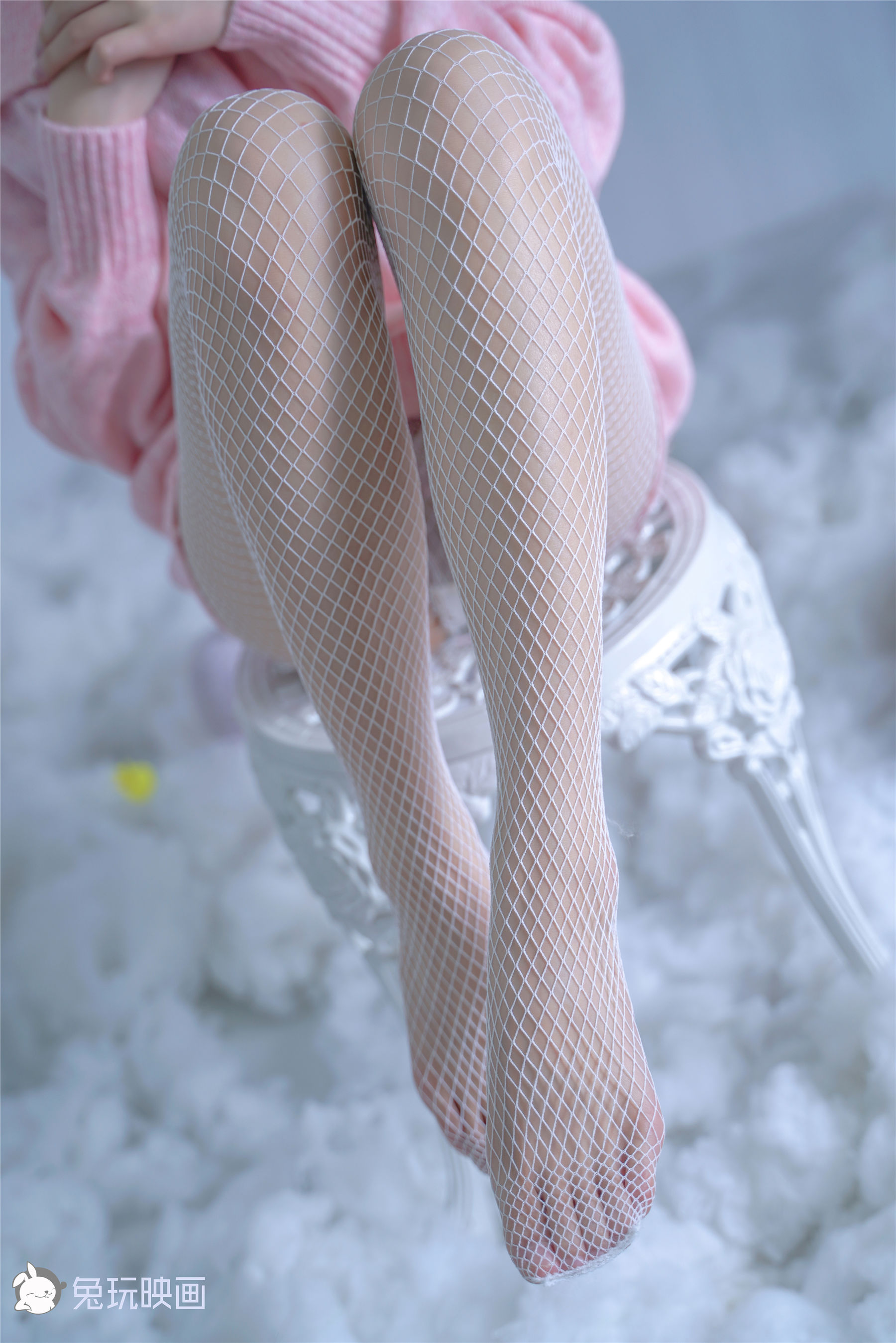 [兔玩映画] - 粉红毛衣和白网袜/48P