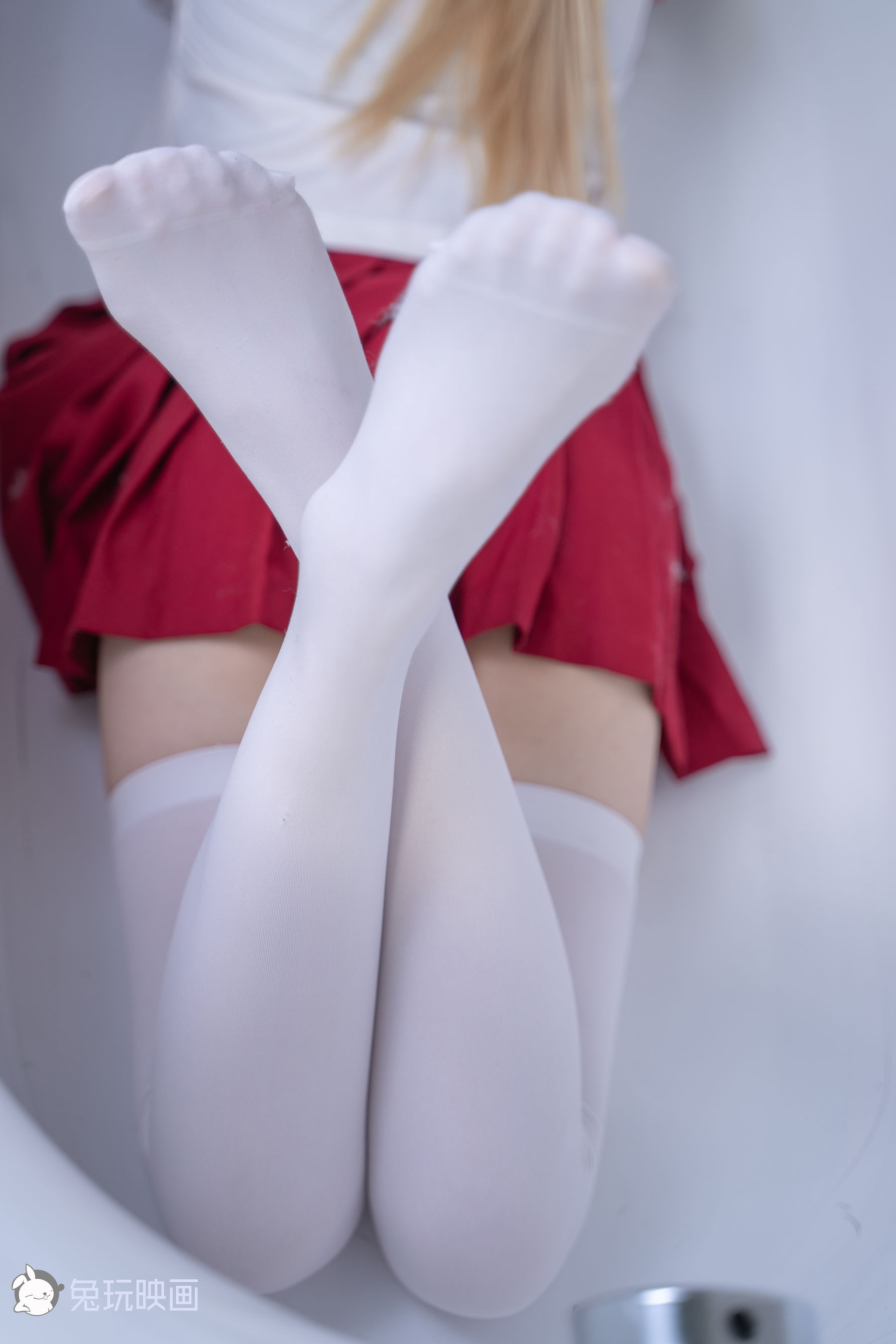 [兔玩映画] - 浴缸里的红裙白丝/42P
