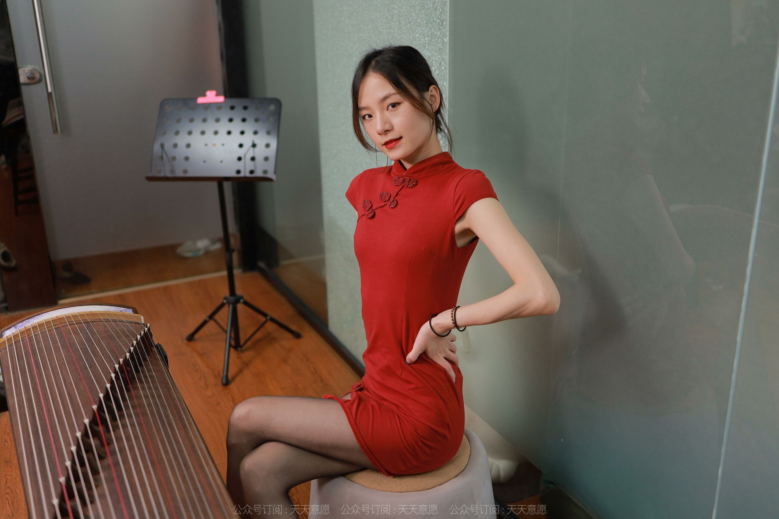 [异思趣向IESS] 模特：小六 红裙古筝/88P