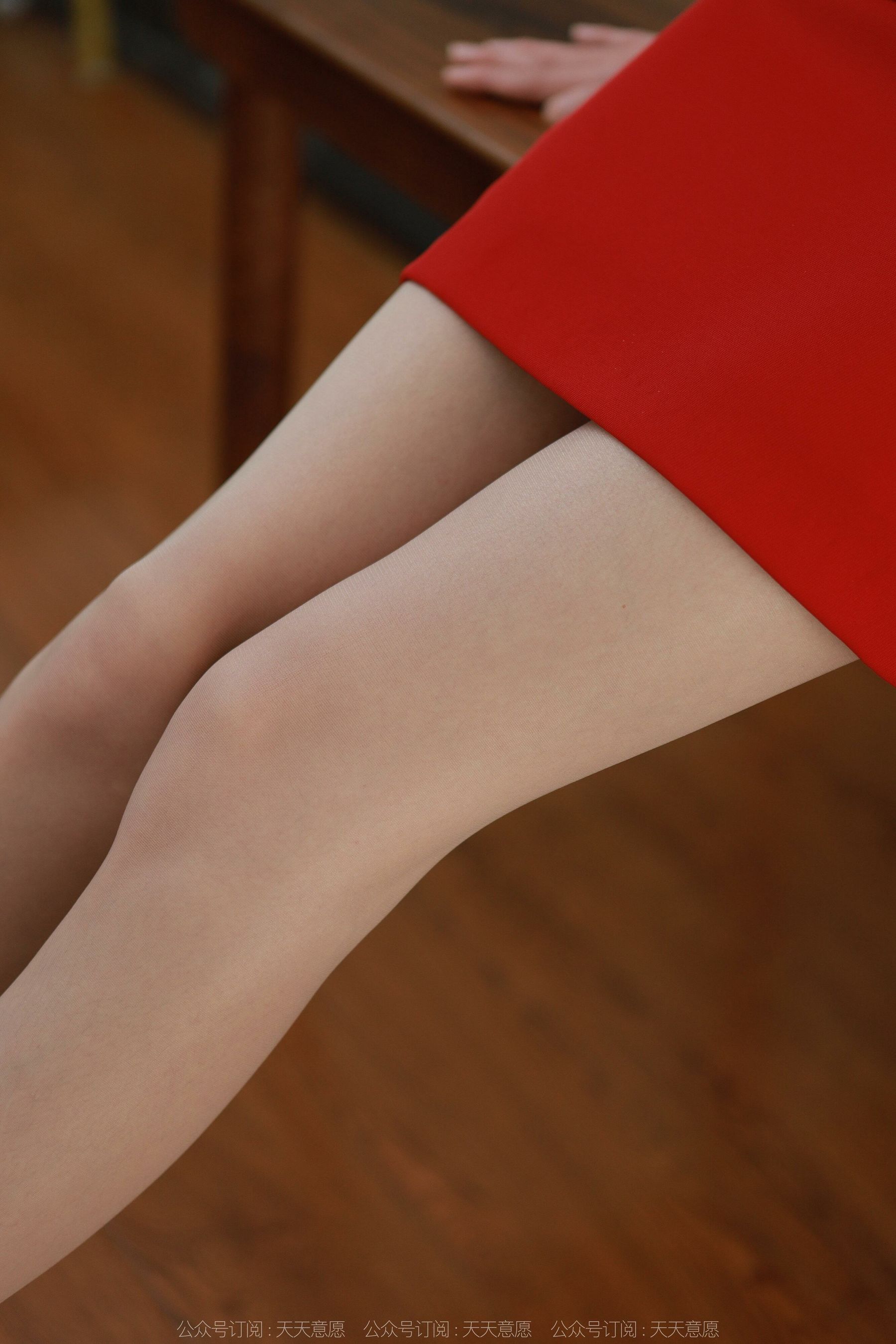 [异思趣向IESS] 模特：团团 《红裙丽人大长腿》/89P