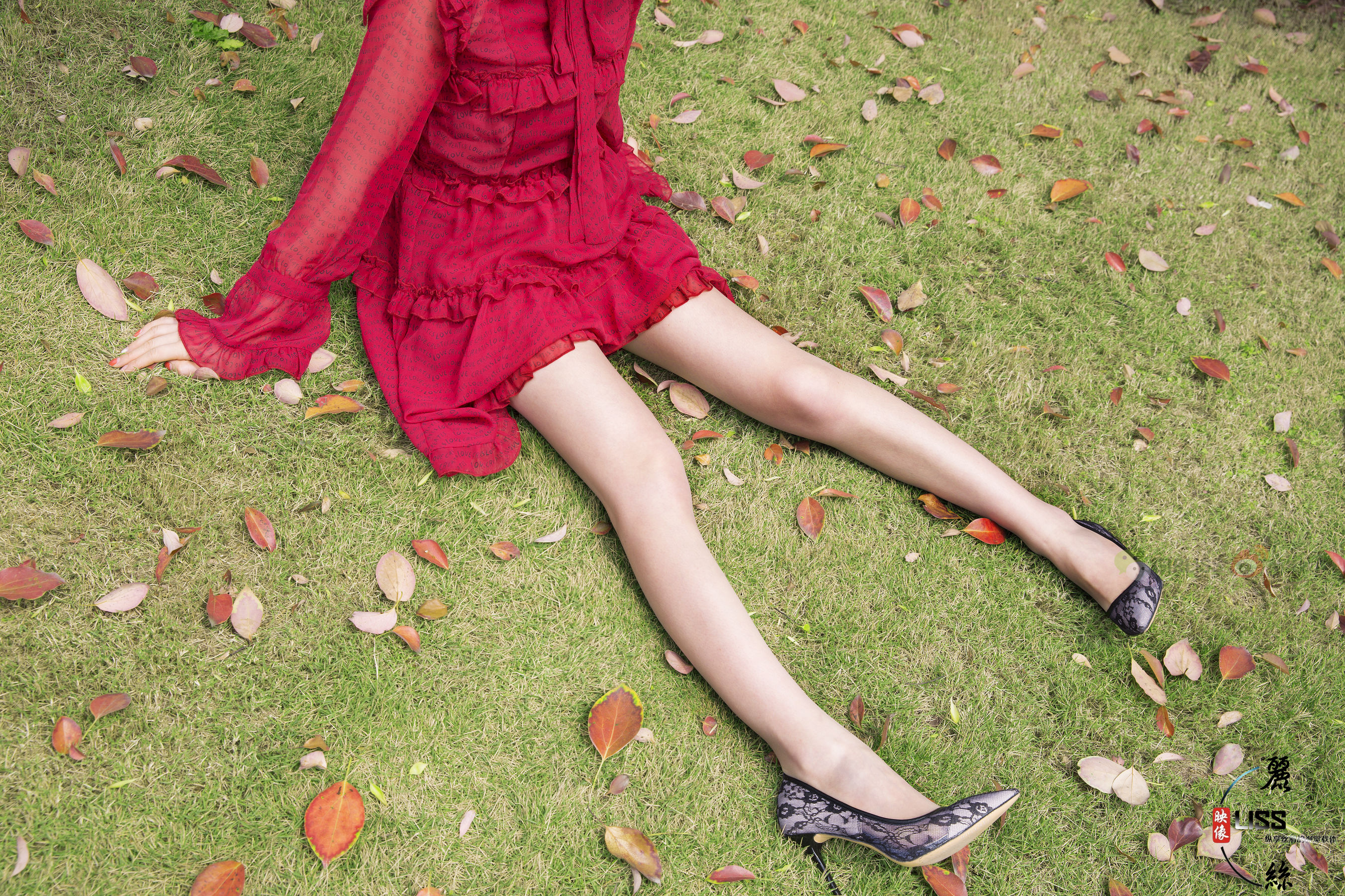 到了秋天，喜欢黑色丝袜的姑娘很多，修身显瘦还有高级感_效果